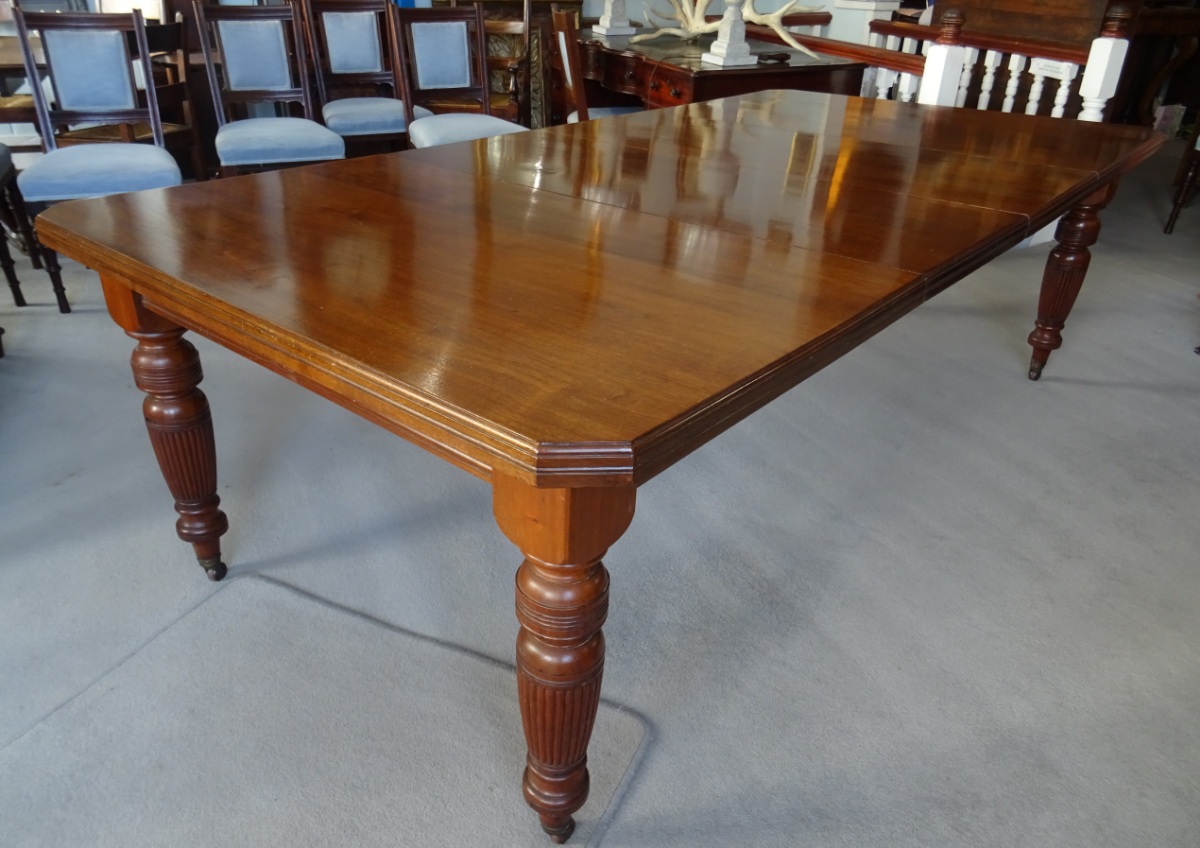 A Large Victorian Extending Wind out Walnut Dining Table (13).JPG